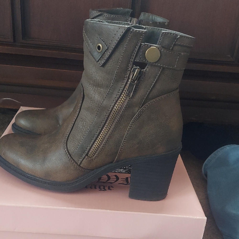 Crown Vintage Women's Heeled Boots in Brown